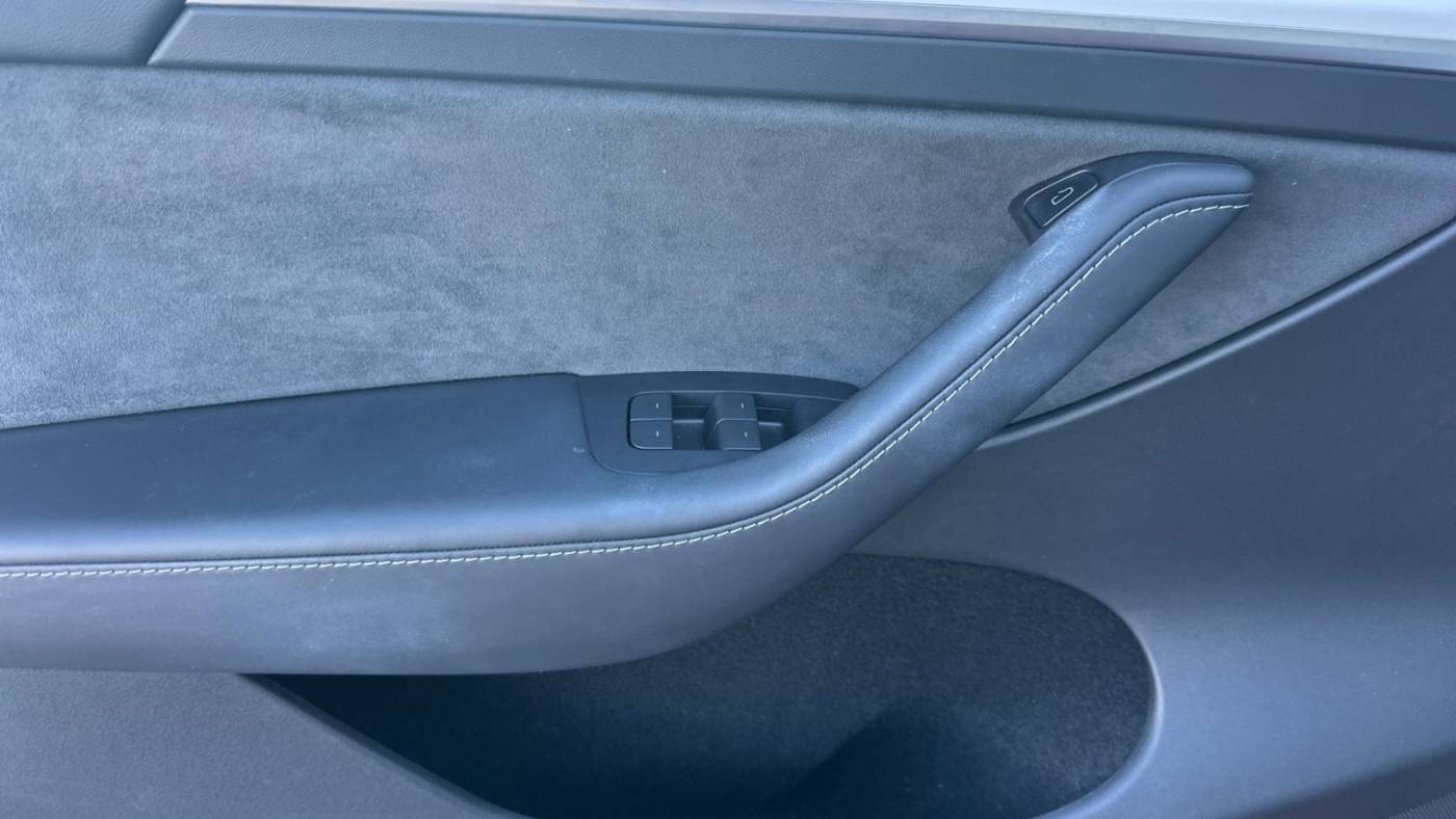 2024 Tesla Model Y 7SAYGDEF1RF058932