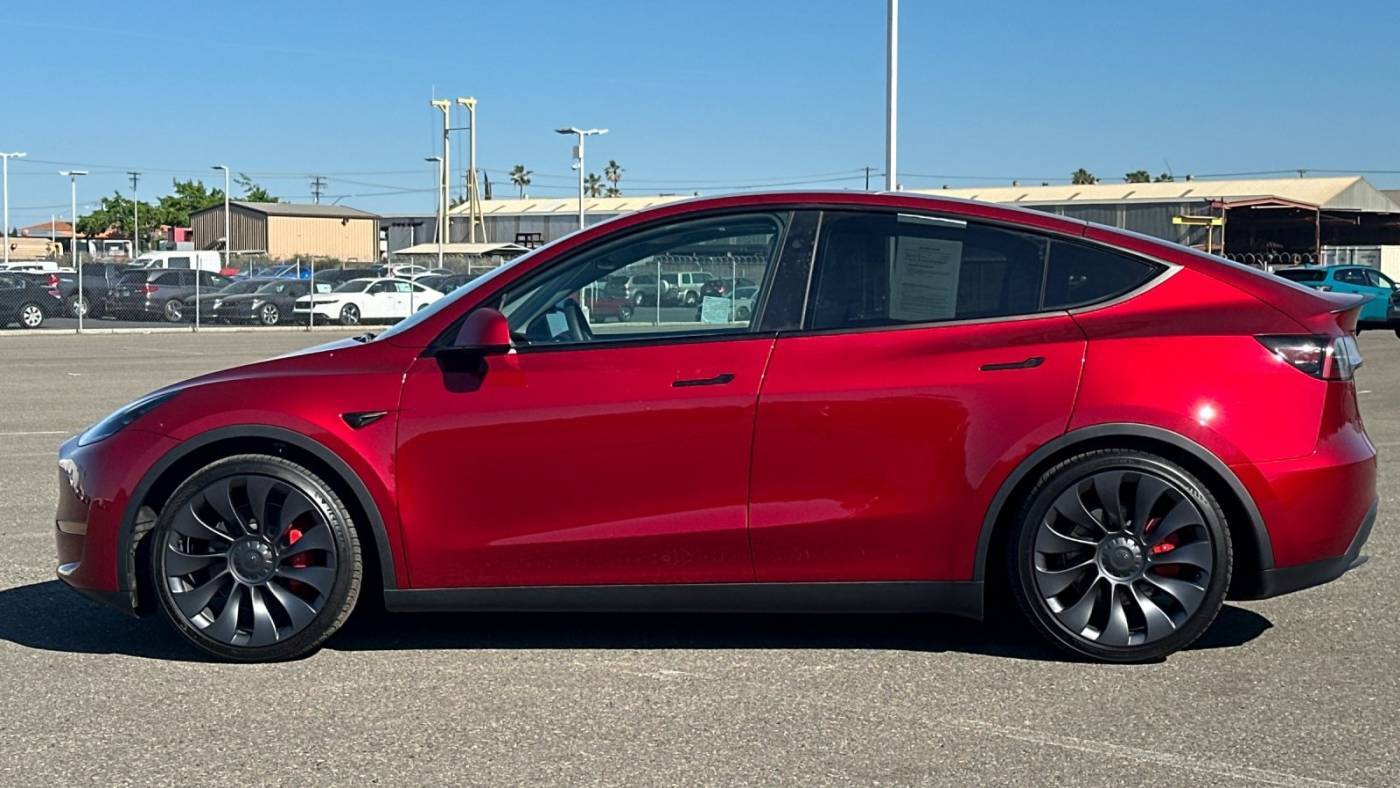 2024 Tesla Model Y 7SAYGDEF1RF058932