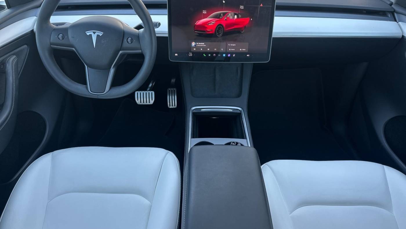 2024 Tesla Model Y 7SAYGDEF1RF058932