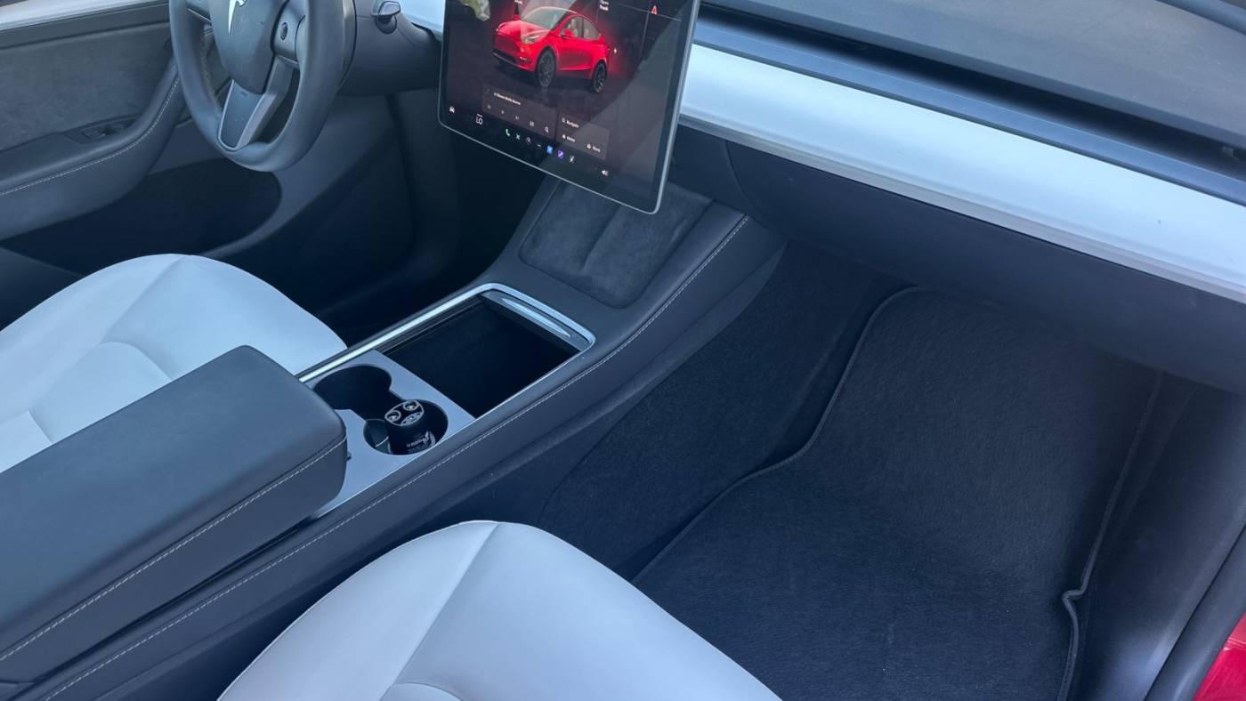 2024 Tesla Model Y 7SAYGDEF1RF058932