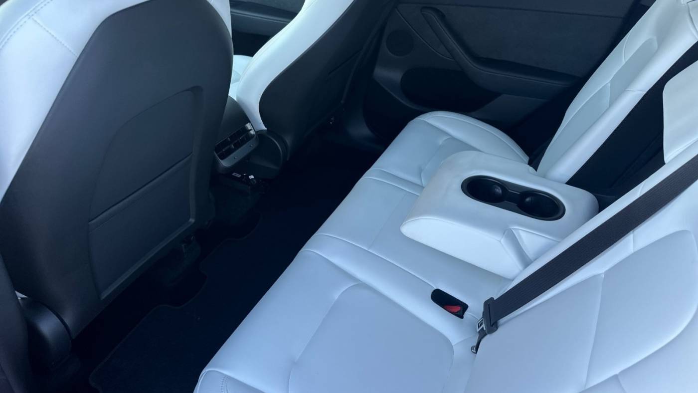 2024 Tesla Model Y 7SAYGDEF1RF058932