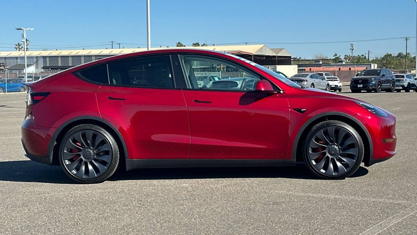 2024 Tesla Model Y 7SAYGDEF1RF058932