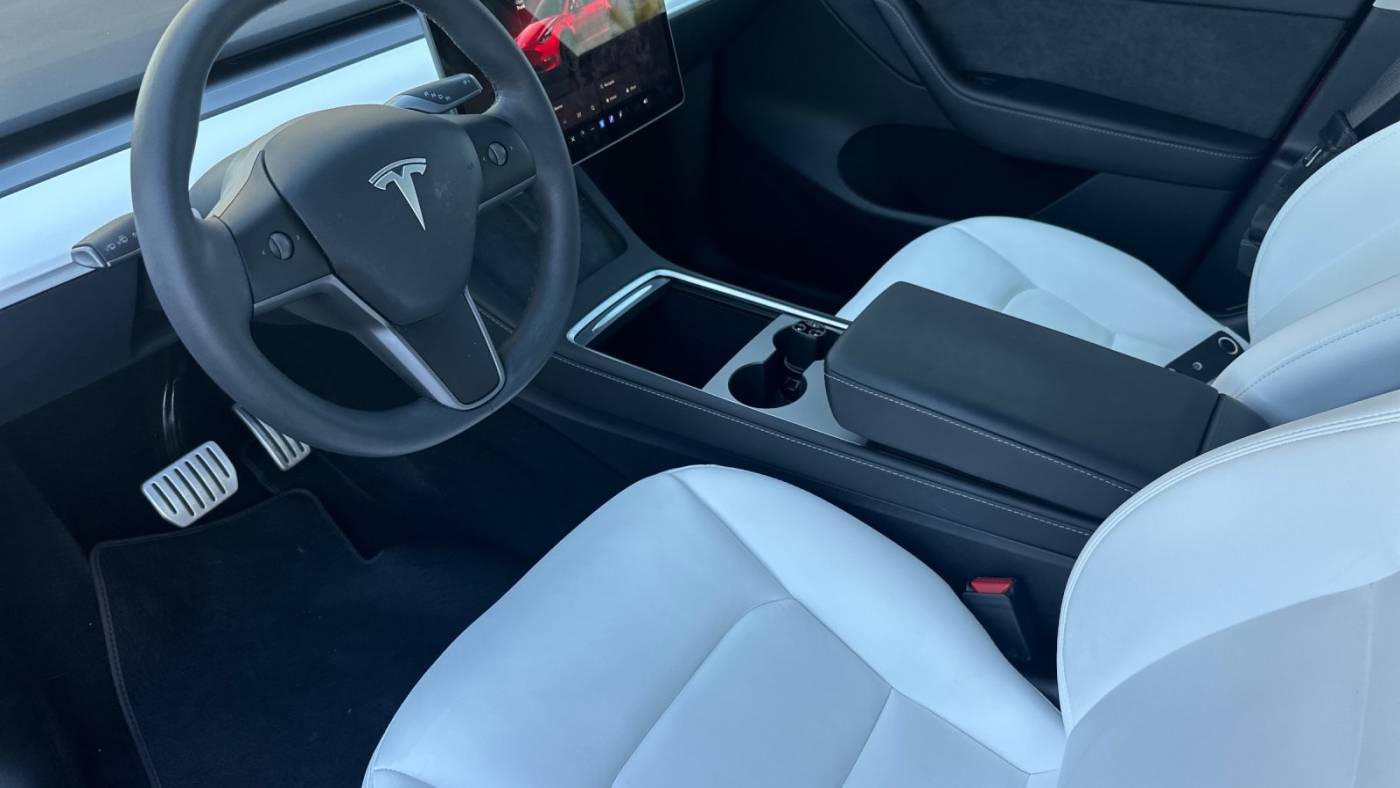 2024 Tesla Model Y 7SAYGDEF1RF058932