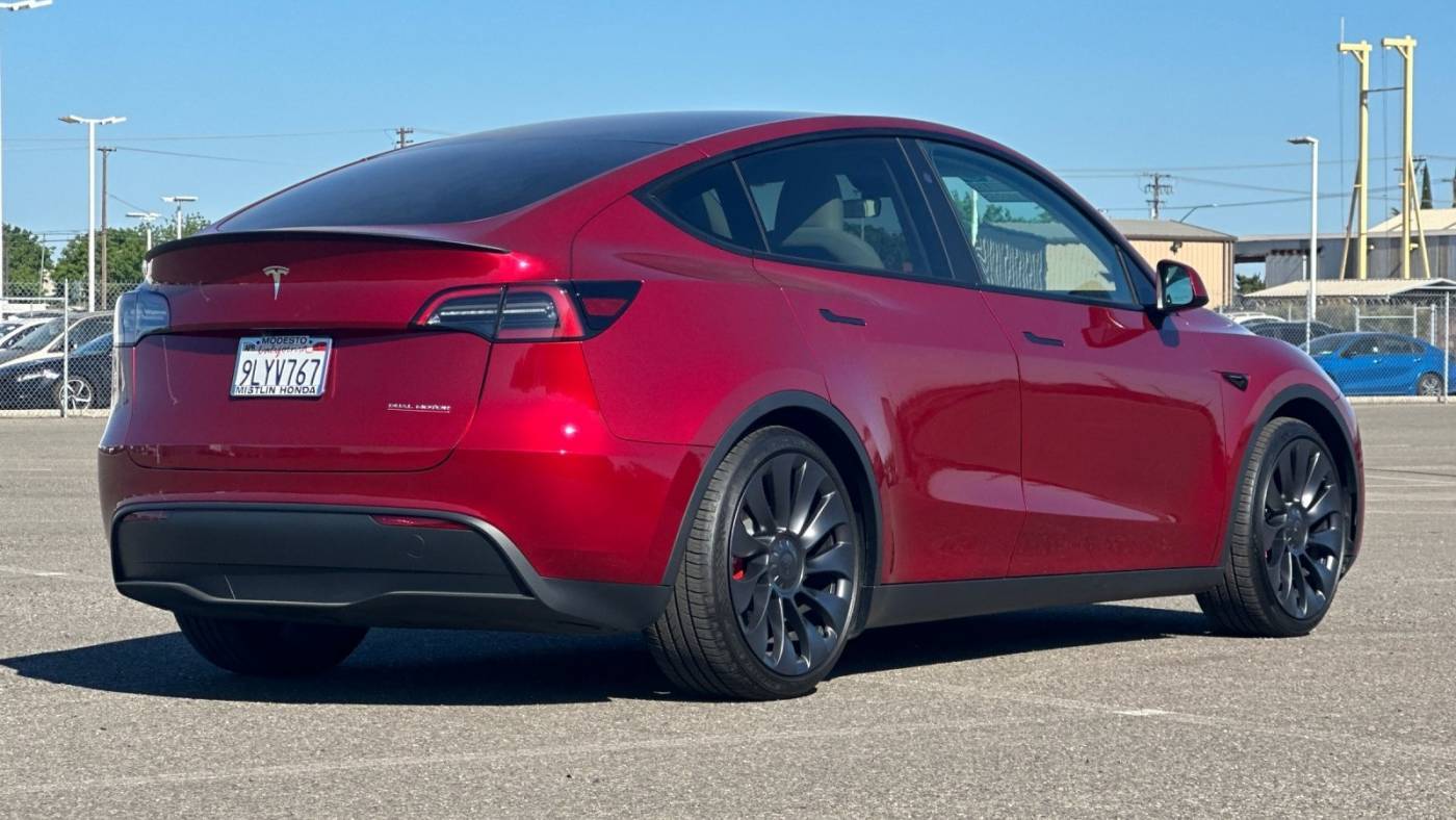2024 Tesla Model Y 7SAYGDEF1RF058932