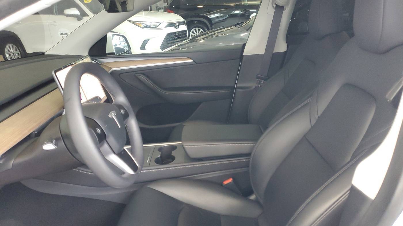 2024 Tesla Model Y 7SAYGDEE5RA319046
