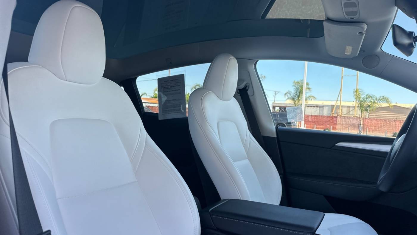 2024 Tesla Model Y 7SAYGDEF1RF058932
