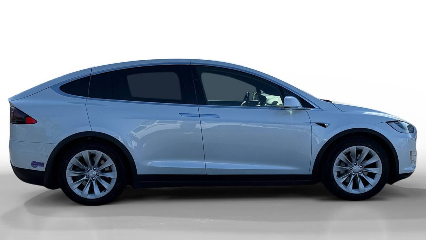 2018 Tesla Model X 5YJXCDE21JF136292