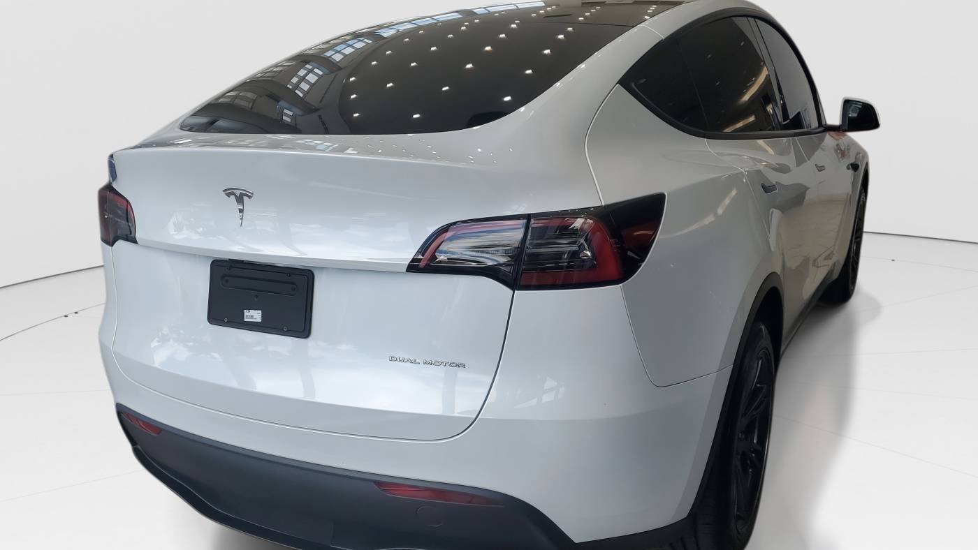 2024 Tesla Model Y 7SAYGDEE5RA319046
