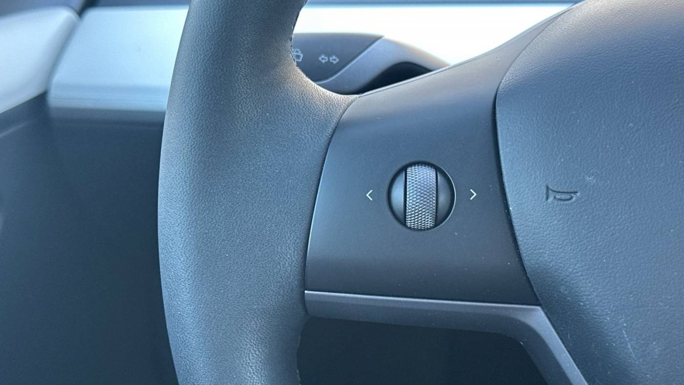 2024 Tesla Model Y 7SAYGDEF1RF058932