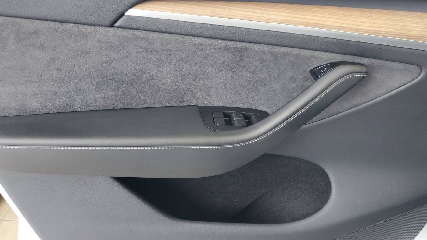 2024 Tesla Model Y 7SAYGDEE5RA319046