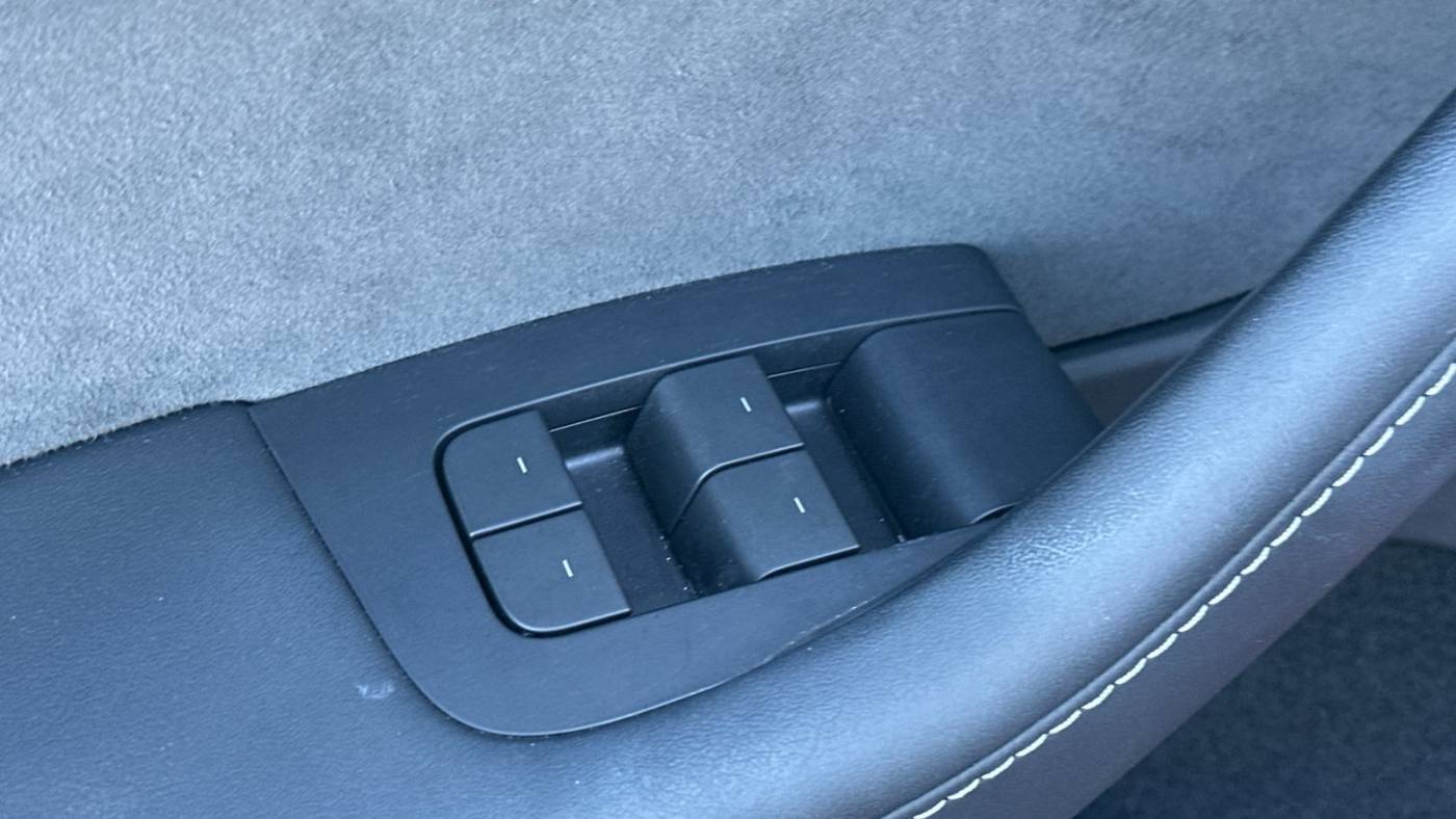 2024 Tesla Model Y 7SAYGDEF1RF058932