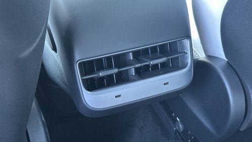 2024 Tesla Model Y 7SAYGDEF1RF058932