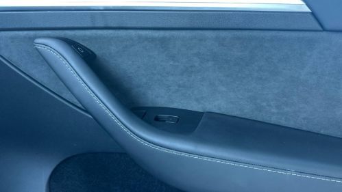 2024 Tesla Model Y 7SAYGDEF1RF058932