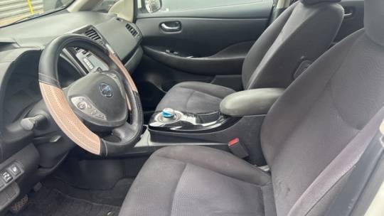 2015 Nissan LEAF - Images - 4