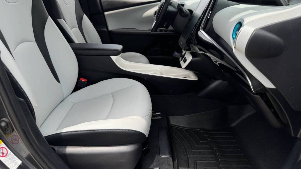 2017 Toyota Prius Prime - Images - 20