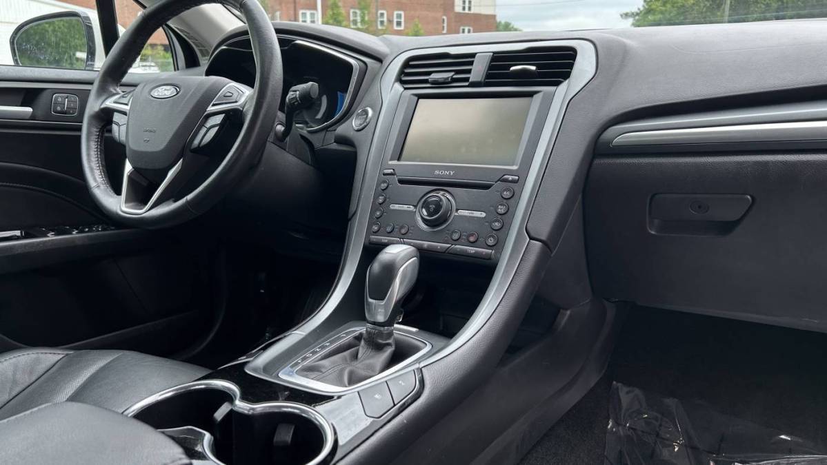 2016 Ford Fusion Energi - Images - 15