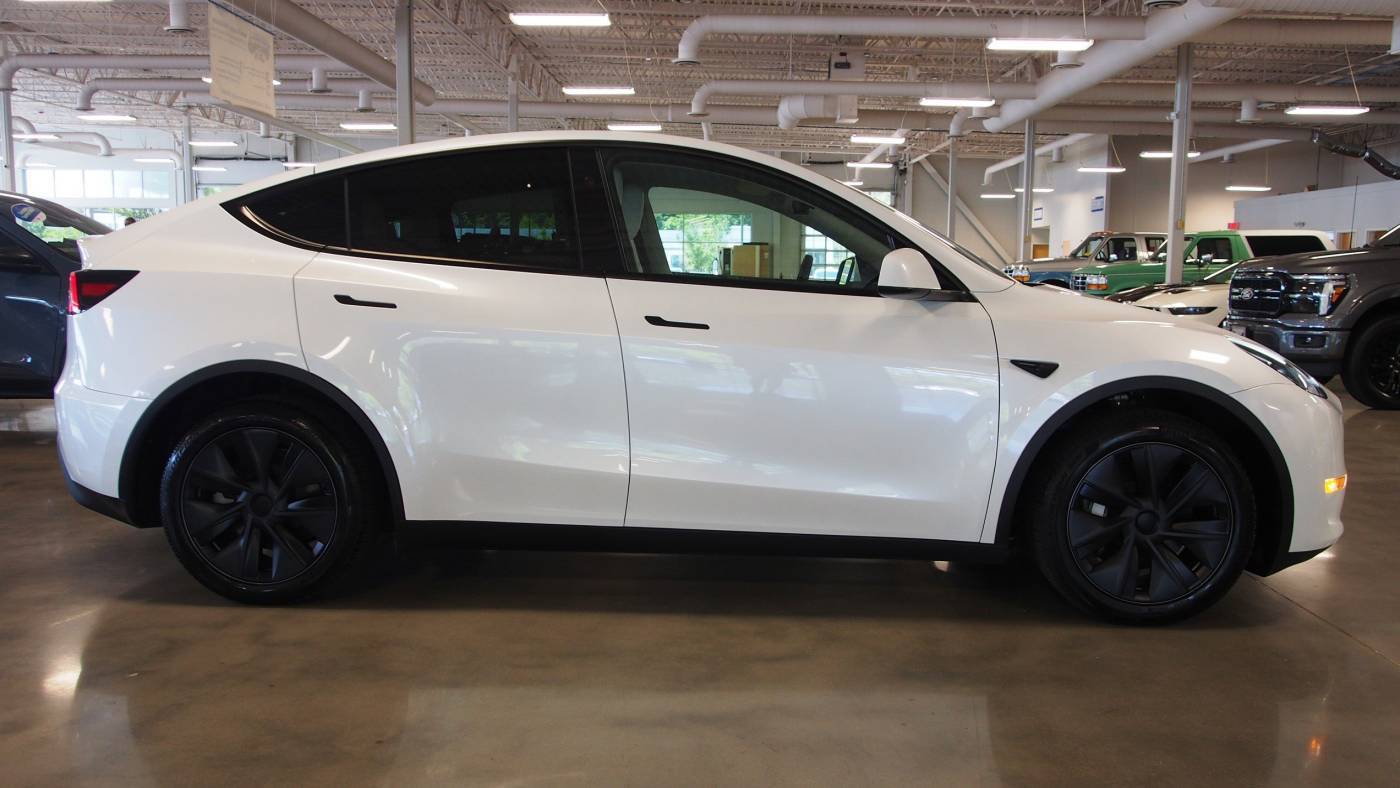 2025 Tesla Model Y 7SAYGDEE1SA342183