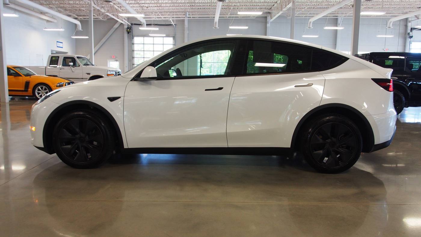 2025 Tesla Model Y 7SAYGDEE1SA342183