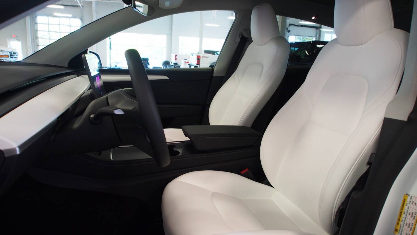 2025 Tesla Model Y 7SAYGDEE1SA342183