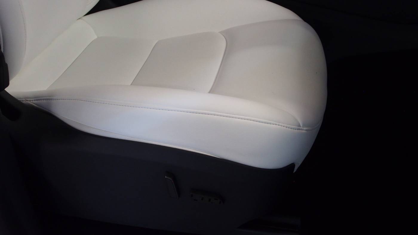2025 Tesla Model Y 7SAYGDEE1SA342183