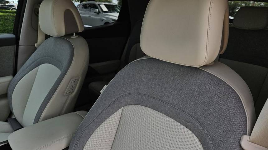 2025 Genesis GV60 KMUKB4SA8SU027956