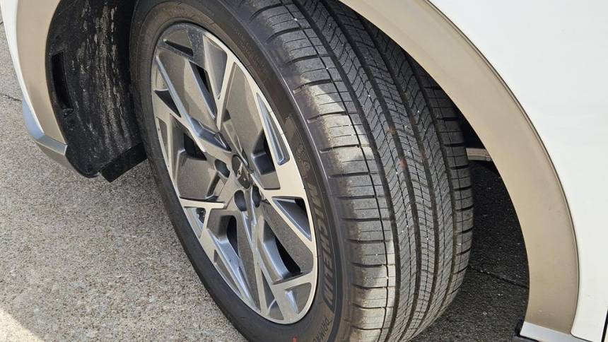 2025 Genesis GV60 KMUKB4SA8SU027956