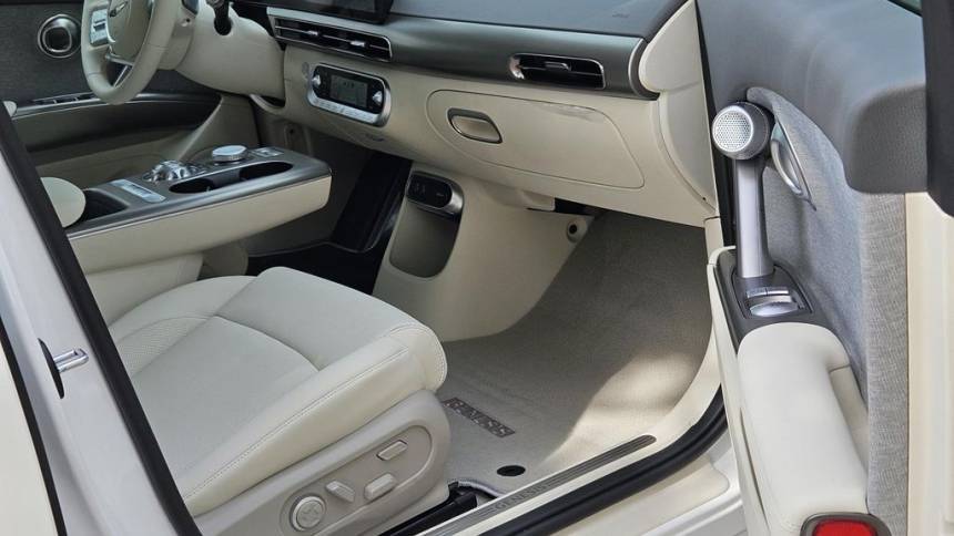 2025 Genesis GV60 KMUKB4SA8SU027956