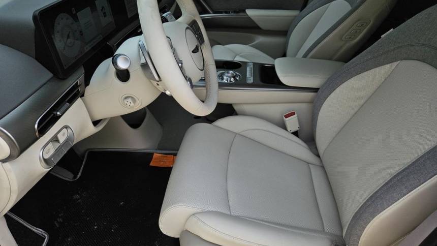 2025 Genesis GV60 KMUKB4SA8SU027956