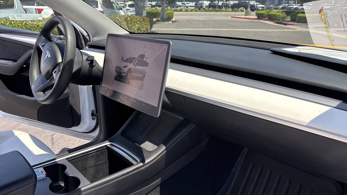 2022 Tesla Model Y 7SAYGAEE4NF570555