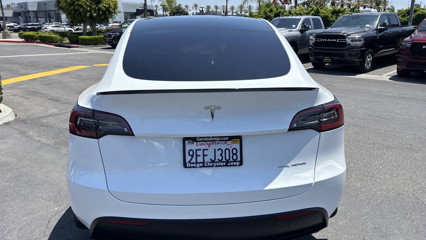 2022 Tesla Model Y 7SAYGAEE4NF570555