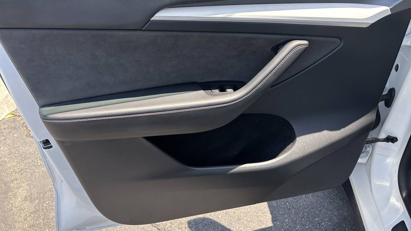 2022 Tesla Model Y 7SAYGAEE4NF570555