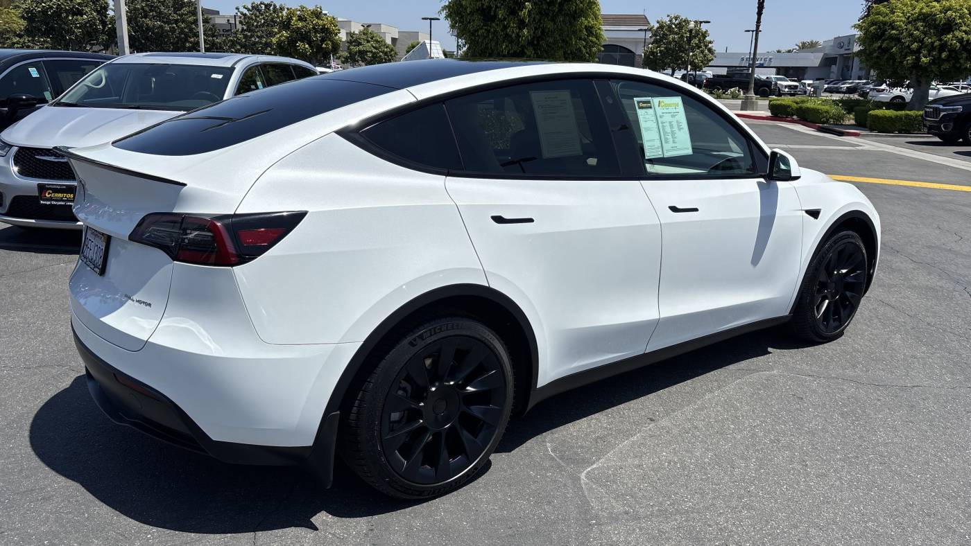 2022 Tesla Model Y 7SAYGAEE4NF570555