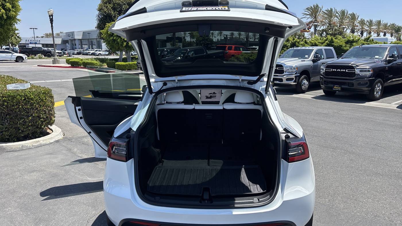 2022 Tesla Model Y 7SAYGAEE4NF570555