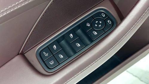 2022 Porsche Panamera - Images - 26