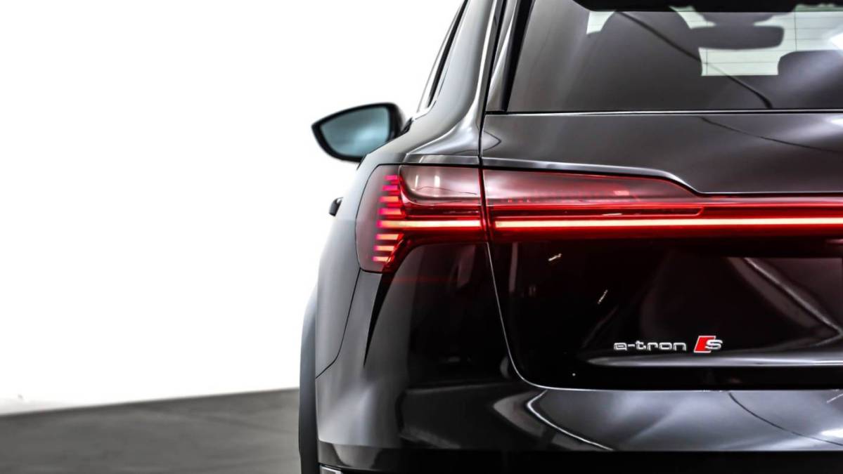 2022 Audi e-tron S - Images - 15