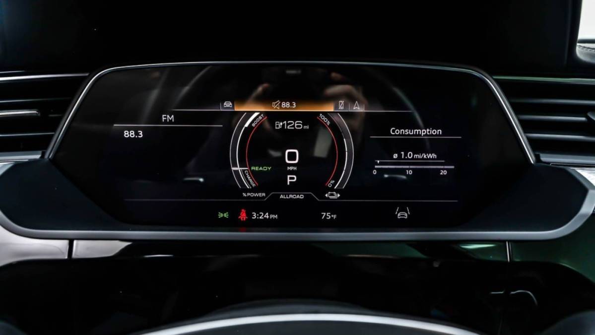2022 Audi e-tron S - Images - 19