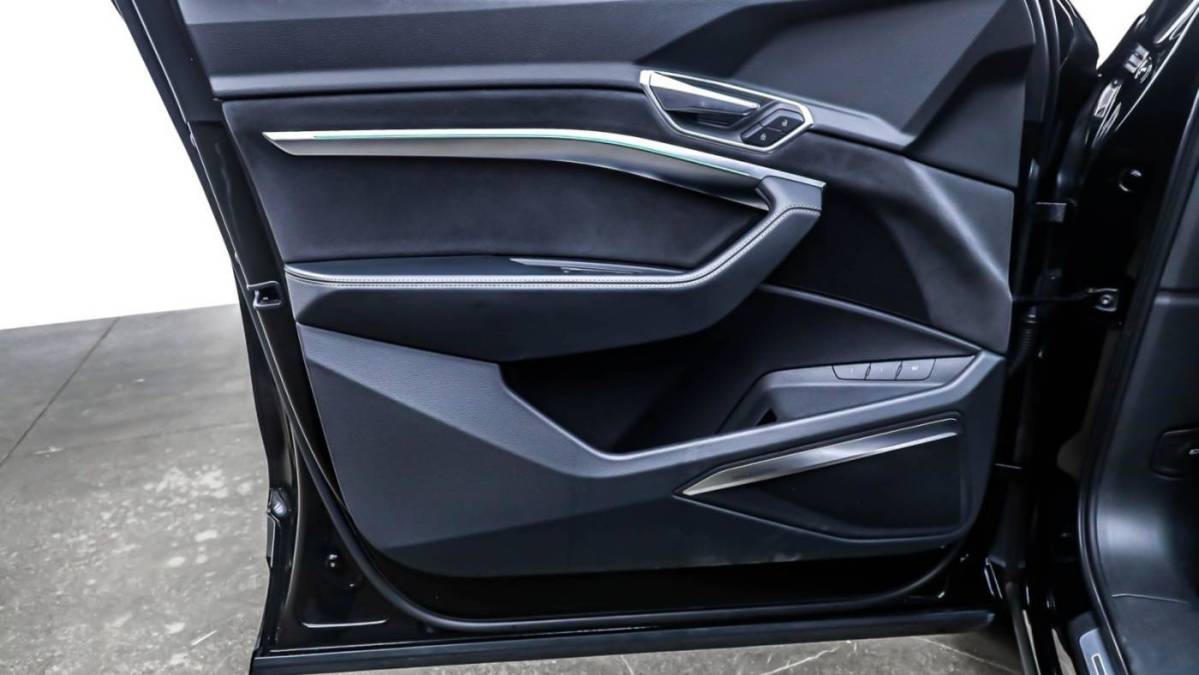 2022 Audi e-tron S - Images - 21