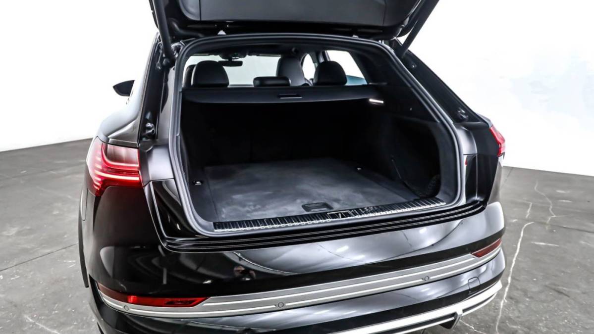 2022 Audi e-tron S - Images - 23
