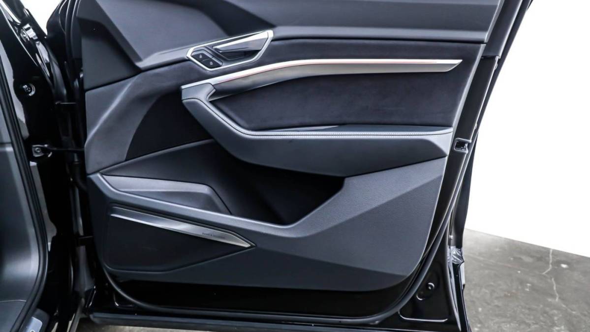 2022 Audi e-tron S - Images - 24