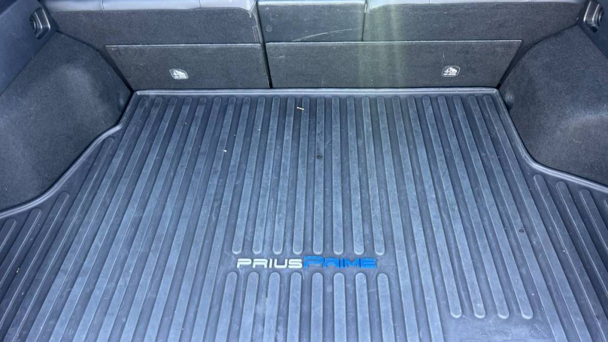 2017 Toyota Prius Prime - Images - 11