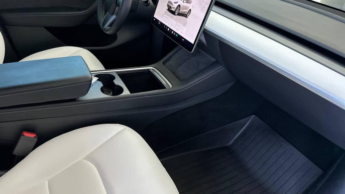 2023 Tesla Model Y 7SAYGDEE3PF827208