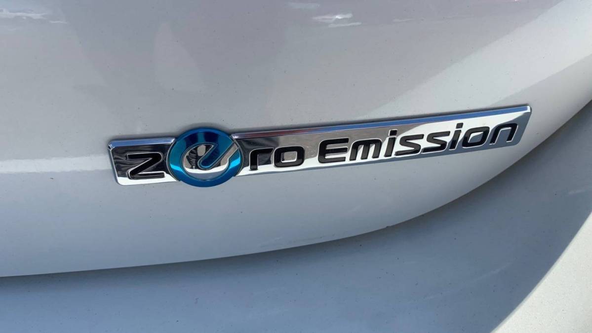 2013 Nissan LEAF - Images - 19