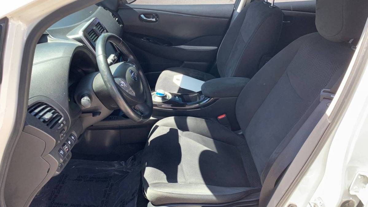 2013 Nissan LEAF - Images - 20