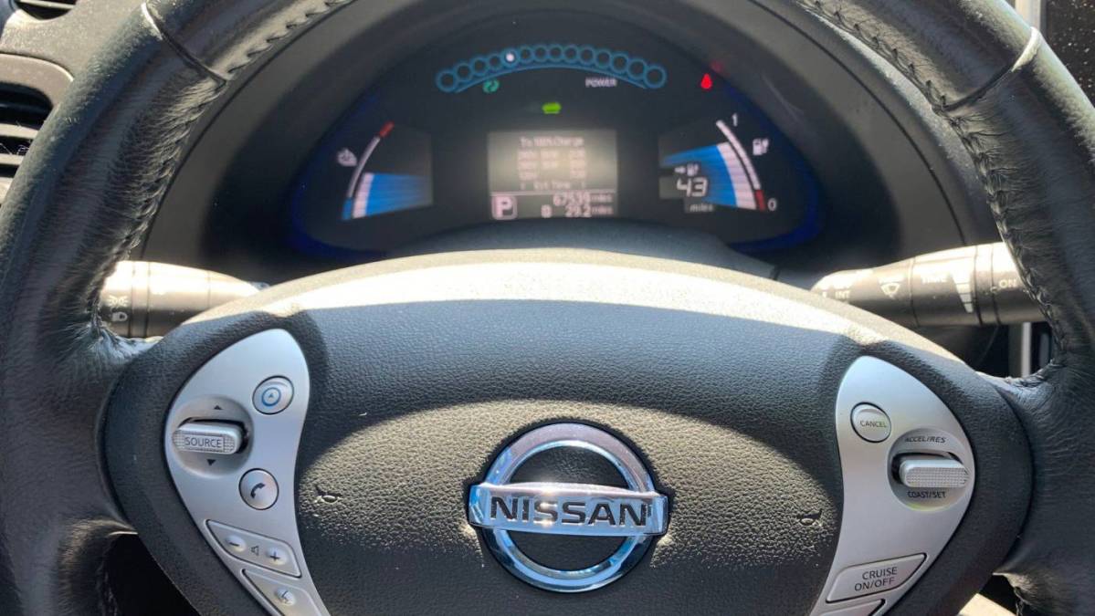 2013 Nissan LEAF - Images - 24