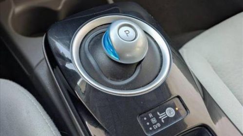2015 Nissan LEAF - Images - 12