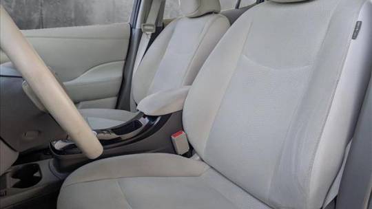 2015 Nissan LEAF - Images - 17
