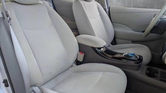 2015 Nissan LEAF - Images - 21
