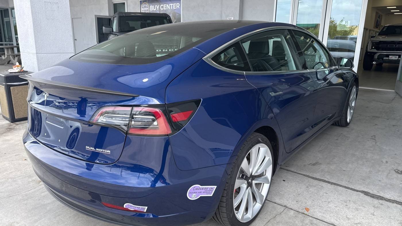 2018 Tesla Model 3 5YJ3E1EB3JF106265