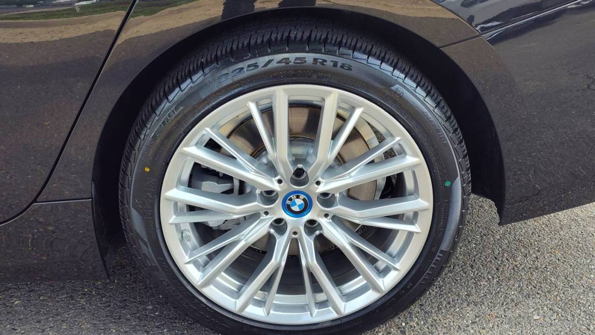 2024 BMW 3 Series - Images - 12