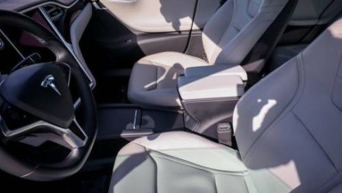 2016 Tesla Model S - Images - 9